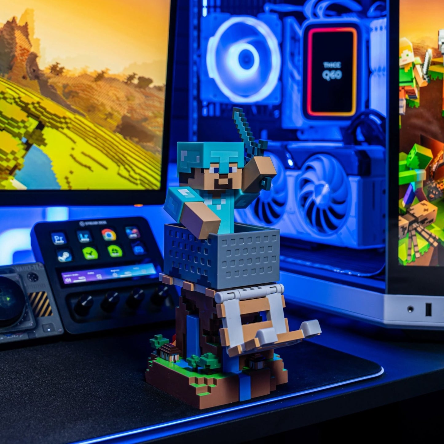 MINECRAFT - CABLE GUYS FIGURE REST - CHARGING HOLDER - STEVE IN DIAMOND ARMOUR 22CM